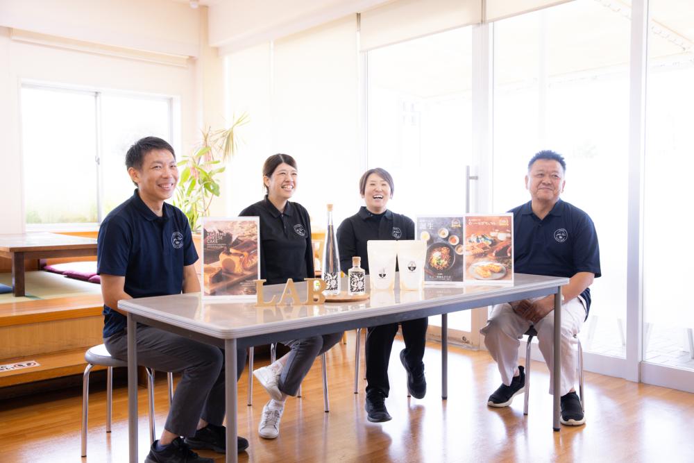 4人