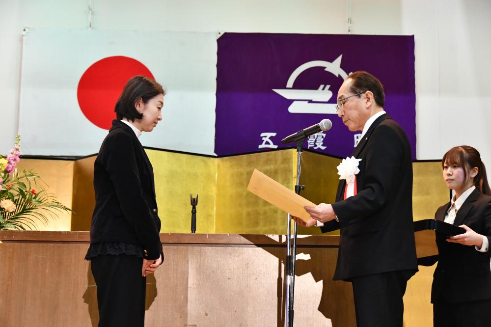 渡辺さん賞状授与