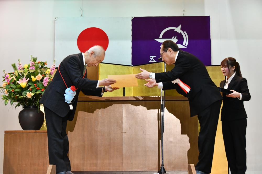 居関さん賞状授与