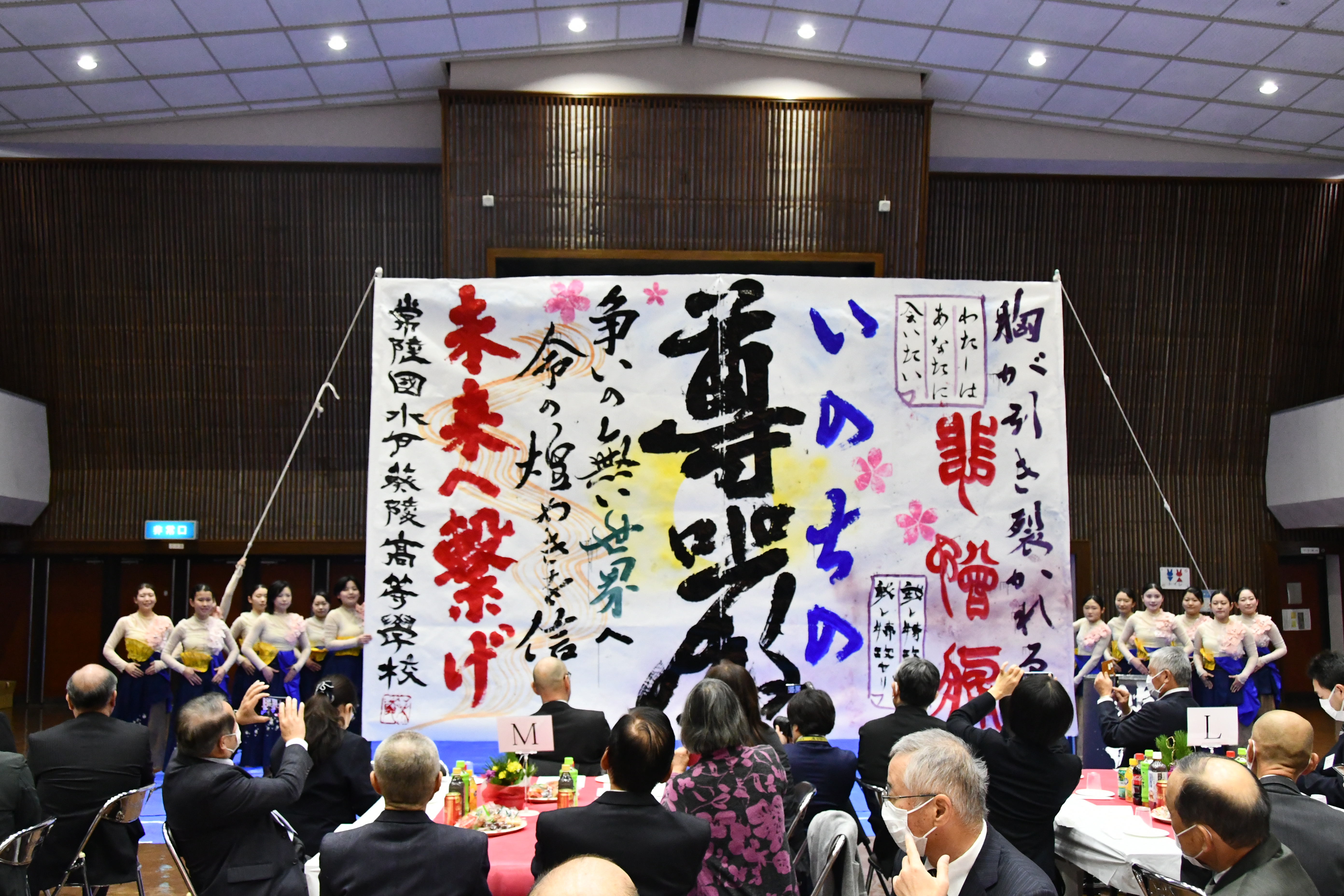 躍動感あふれる書道パフォーマンス